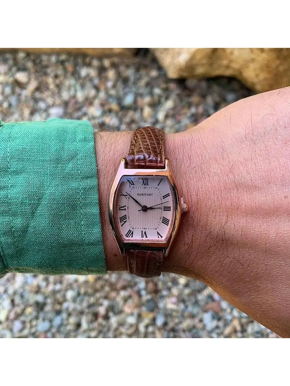 Minimalistic essential vintage style gold and leather style band watch. 9
